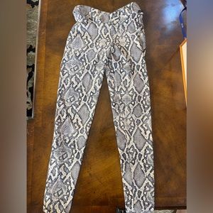 LICI FIT python collection V-cut scrunch leggings size small